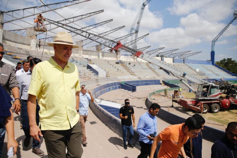 Supervisa Quirino remodelación del estadio de beisbol de Guasave
