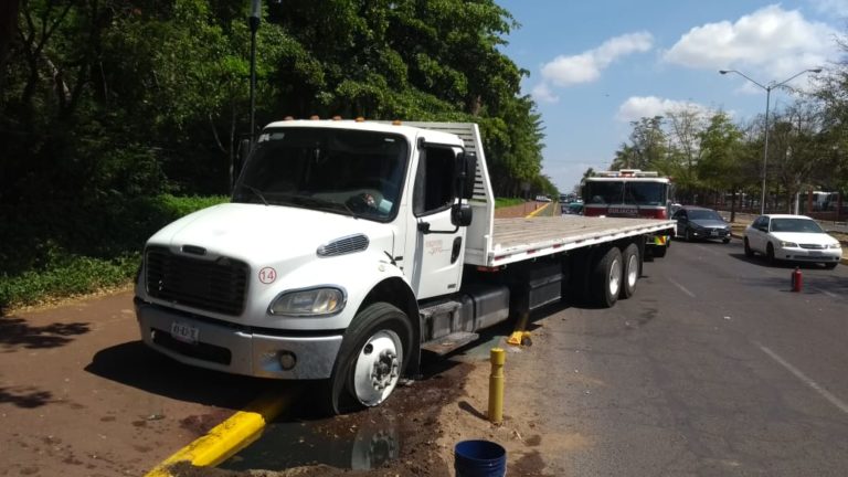 Cierran bulevar Las Américas por derrame de combustible