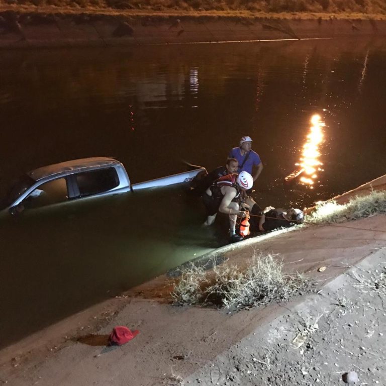 Rescatan a joven al caer con camioneta al canal Recursos