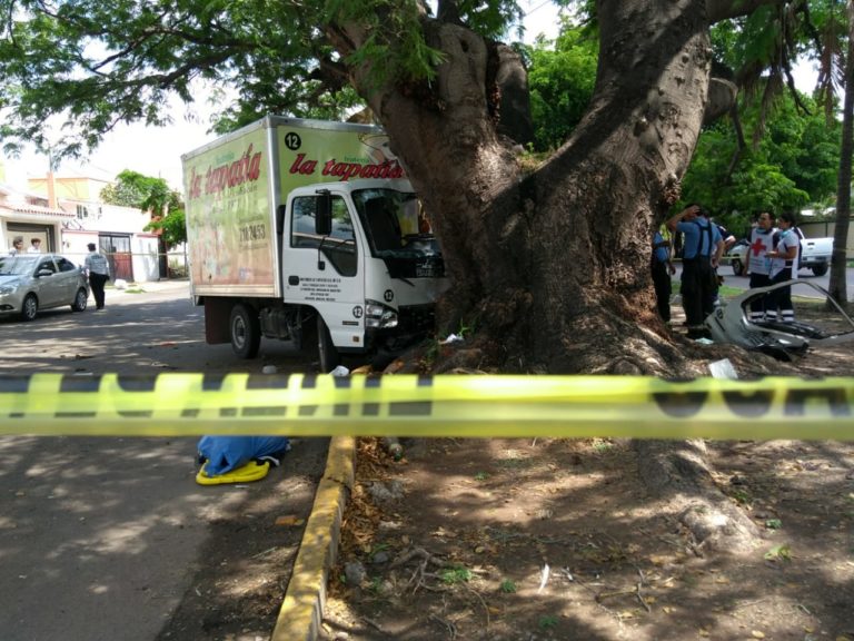 Evadió otro vehículo y murió tras impactarse contra un árbol en Las Quintas