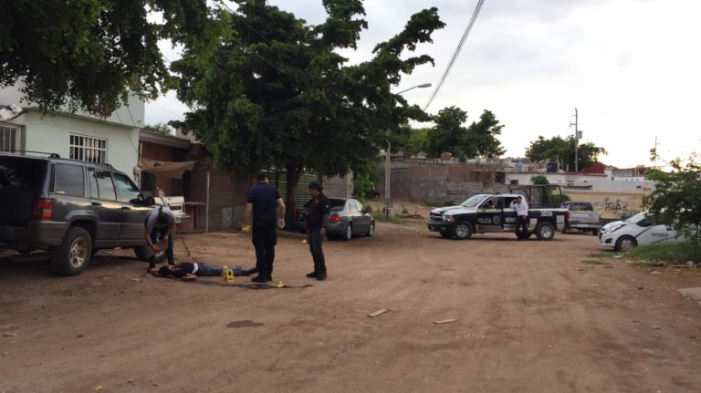 Muerto con arma blanca hallan a joven en Los Huizaches