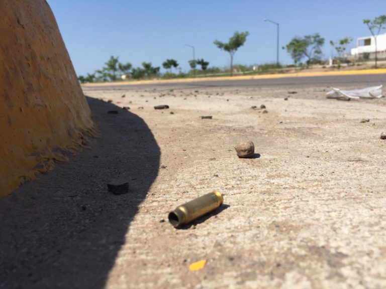 Arman balacera afuera de salón en Culiacán