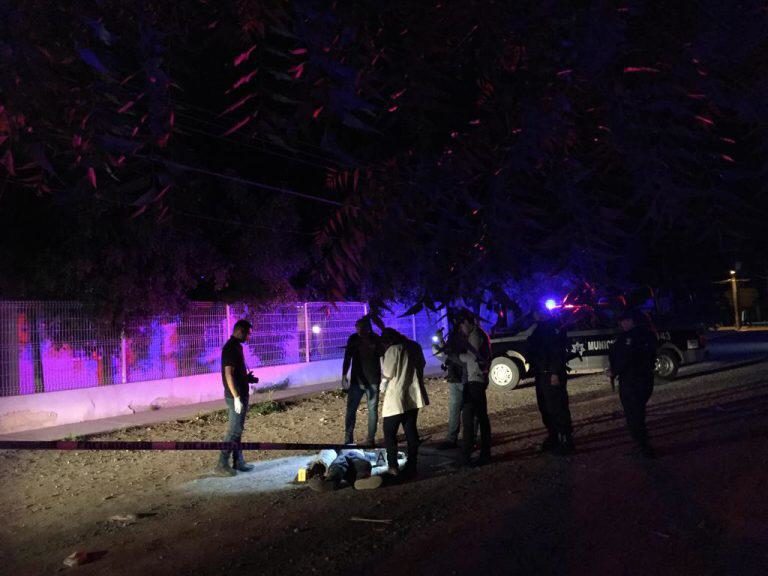 A golpes asesinan a joven frente al Centro de Salud en San Pedro, Navolato