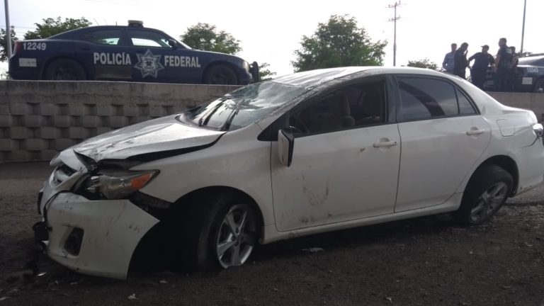 Vuelca auto sobre la México 15; el conductor está lesionado