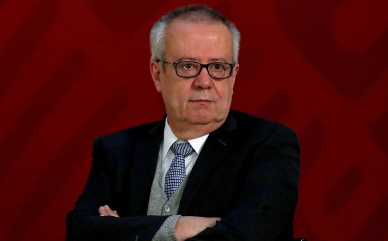 Renuncia el secretario de Hacienda