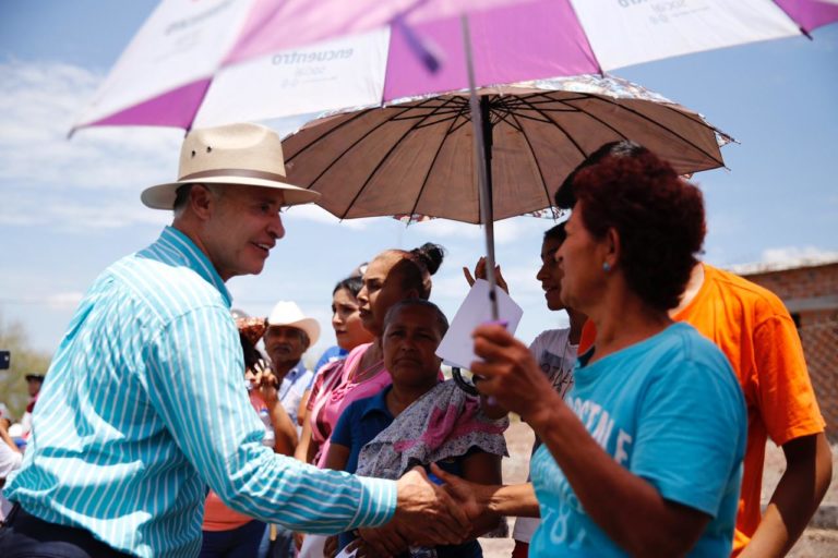 Para mitigar el calor lleva Quirino 700 abanicos a El Fuerte