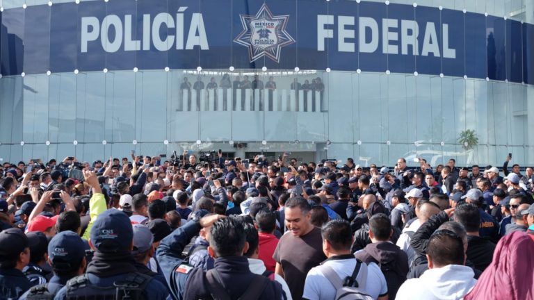 Policías Federales cierran avenidas en protesta por incorporación a la Guardia Nacional