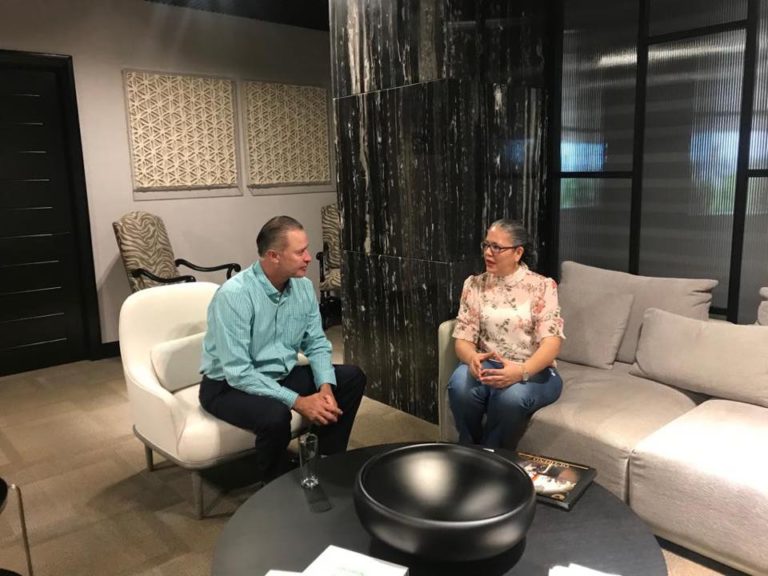 En medio de tensión política, se reúne Quirino con líder de Morena