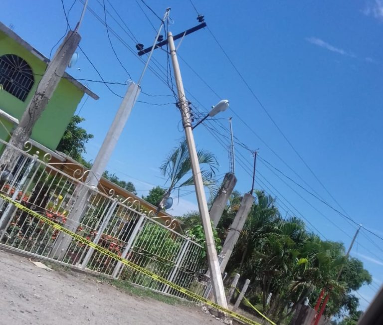 Después de las lluvias, lucha CFE en pueblos sin luz en Navolato
