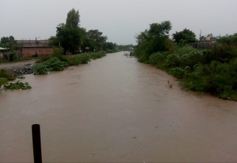 A punto del desborde drenes en Villa Juárez; llega Guardia Nacional