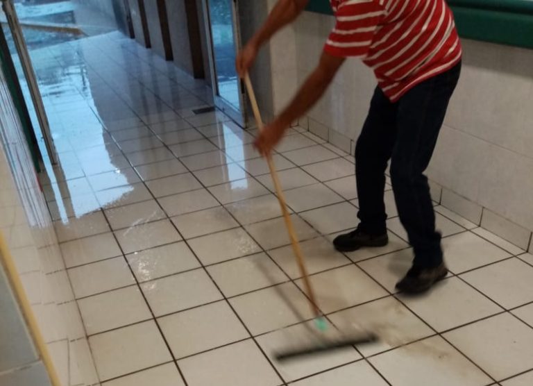 Suspende IMSS Navolato cirugias; brota agua por tazas de baños