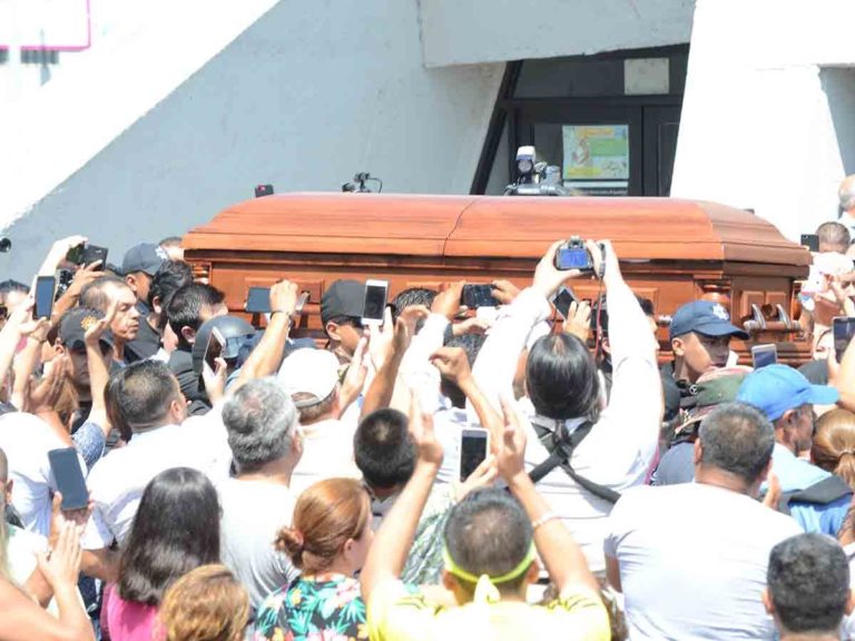 Entre porras y vítores, miles de seguidores despiden a Celso Piña en Monterrey