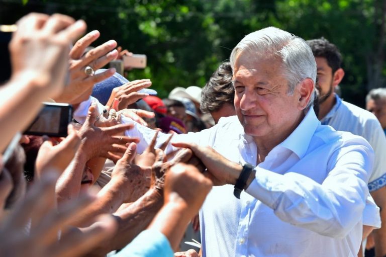Por falta de especialistas, AMLO pide a médicos jubilados regresen a salud