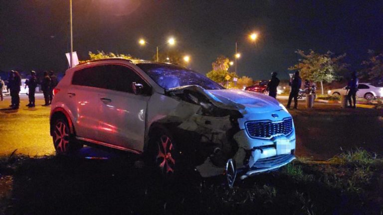 Caen tres sujetos armados al evadir retén y en persecución