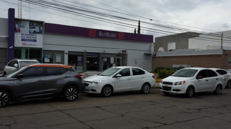 En menos de 4 minutos asaltan banco en Las Quintas