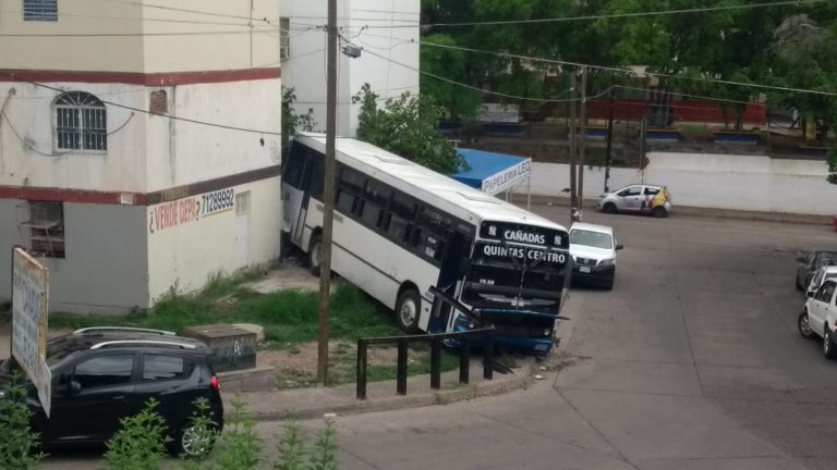 Urbano se queda sin frenos y cae desde una colina en Cañadas