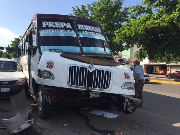 Cinco heridos tras carambola en Culiacán