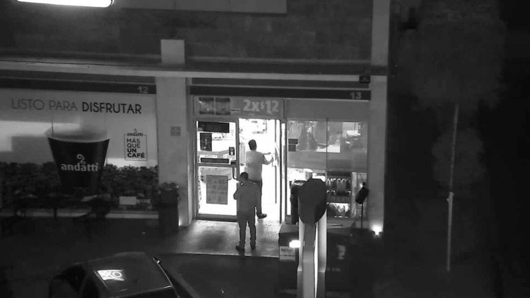 Una cámara los detectó con arma y los arrestaron