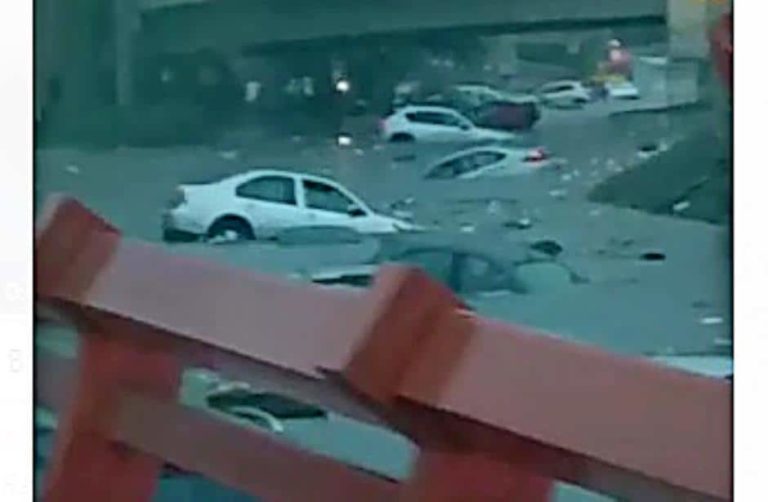 Nadan autos por intensas lluvias en Monterrey