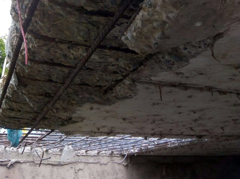 ¡Peligro! Reconstruyen puente en Villa Juárez; debió ser demolido