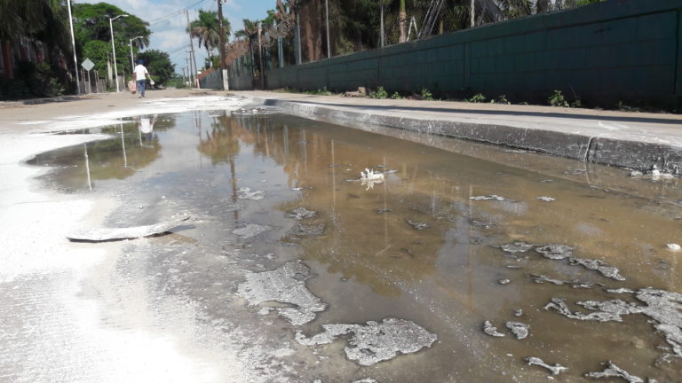 Activa pueblo alerta sanitaria por derrame de aguas negras en escuelas de Navolato