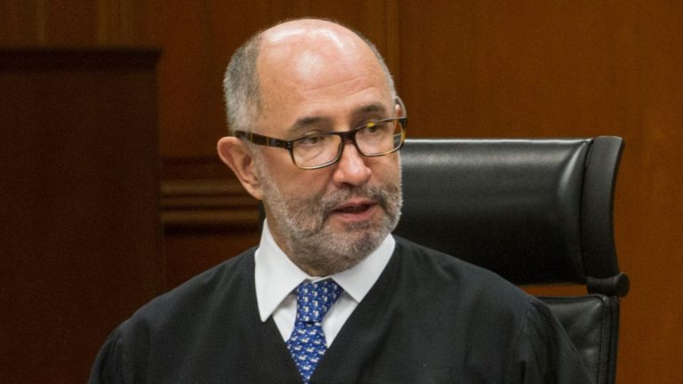 Acusa AMLO a ministro de asesorar amparos contra aeropuerto