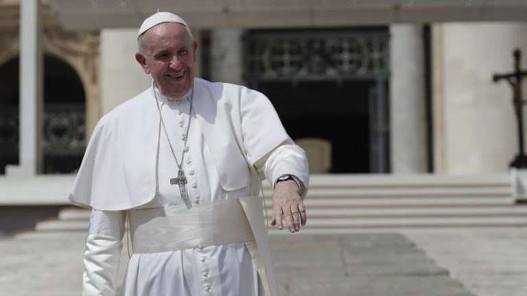 Rescatan al Papa atrapado en elevador