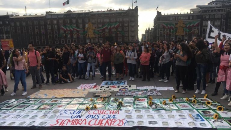 A 5 años, padres de los 43 desaparecidos marchan por verdad y justicia