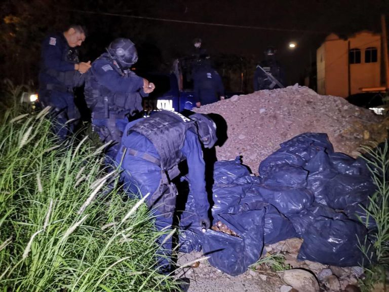 Hallan policías 37 paquetes de mariguana abandonados en la calle