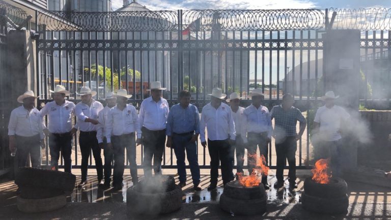 Quema diputado llantas en centro de acopio