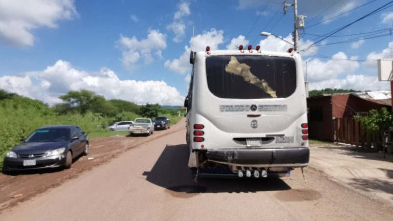Se impactan jóvenes contra urbano; terminan en un hospital