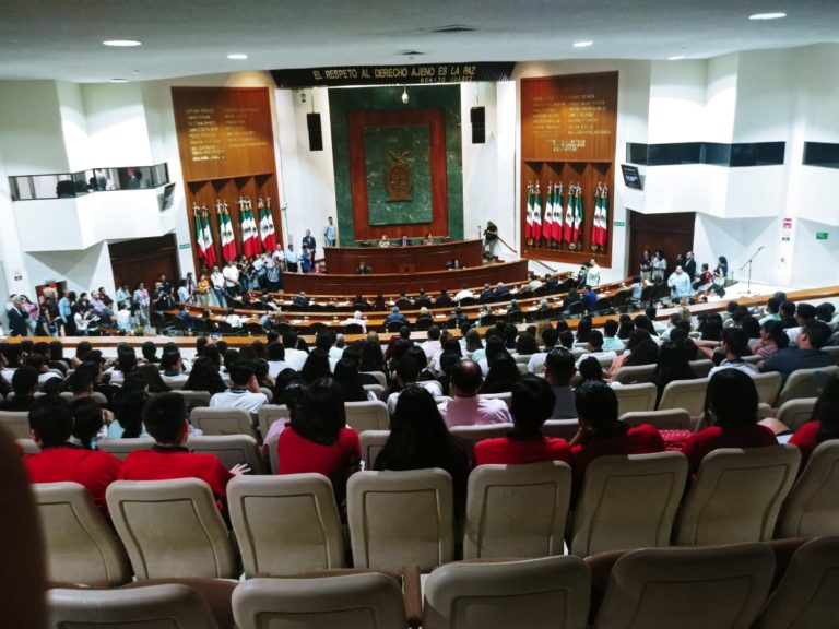 Entregan Premio al Mérito Juvenil en desairado ambiente