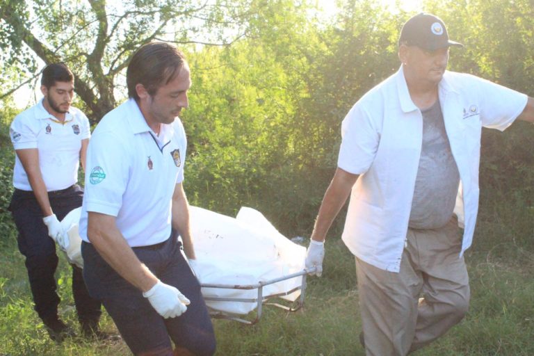 Hallan cadáver flotando en río Tamazula