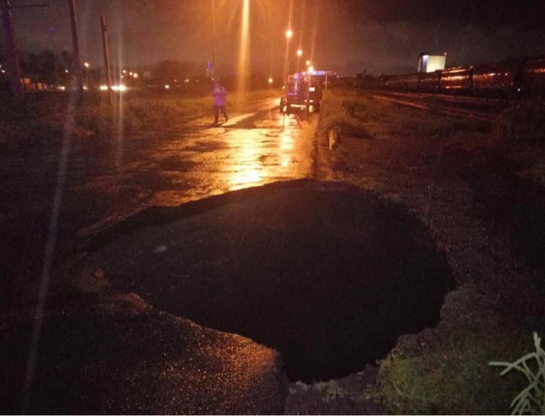 Abren lluvias socavón de 2 metros en bulevar de Culiacán