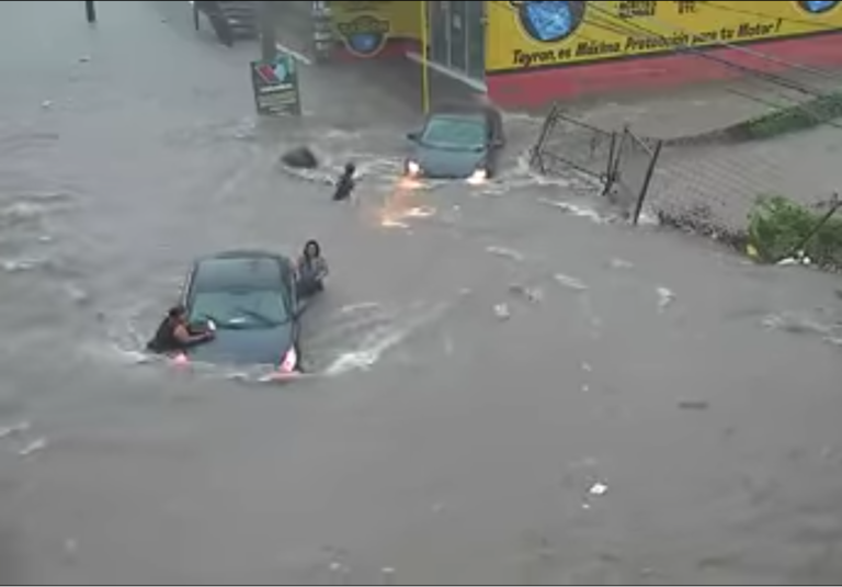 Desaparece mujer al caer en alcantarilla por lluvias en Culiacán (VIDEO)