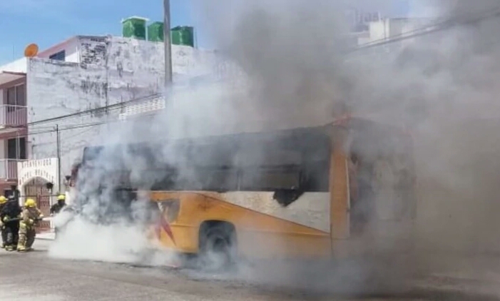 Comando armado incendia camión en Acapulco