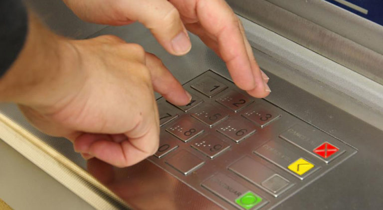 Frustran robo a cajero automático en supermercado