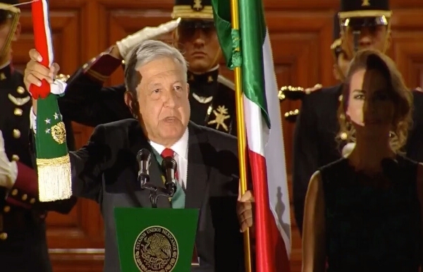 AMLO cumplió; dio 20 Vivas en su primer Grito de Independencia