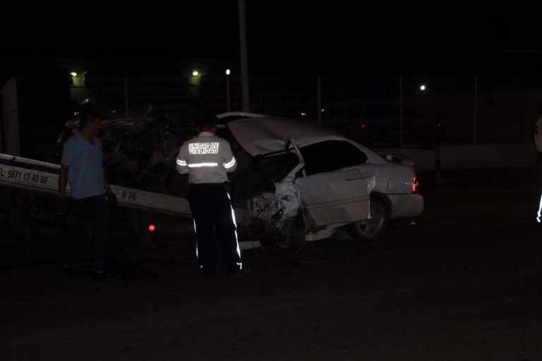 Muere conductor al impactarse contra señalética