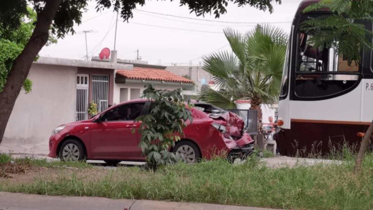 Ejecutan a hombre en auto; pasajeros de urbano se salvan de balas