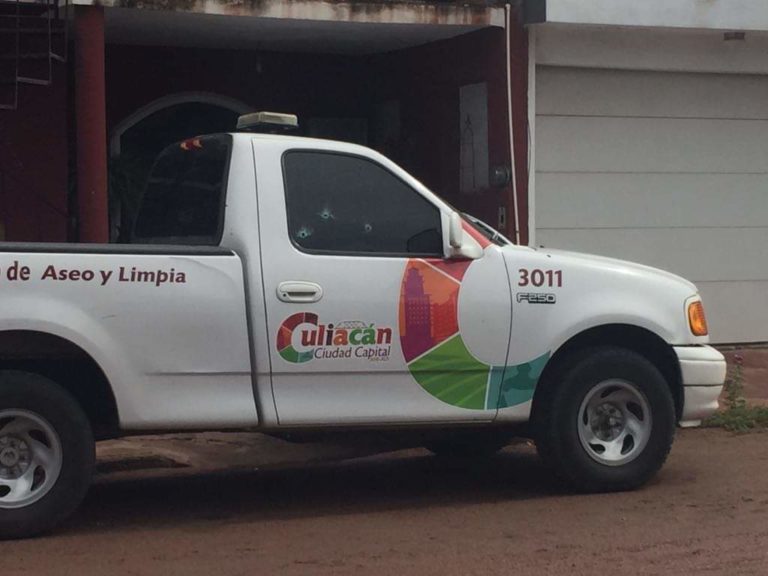 Balean camioneta del ayuntamiento de Culiacán