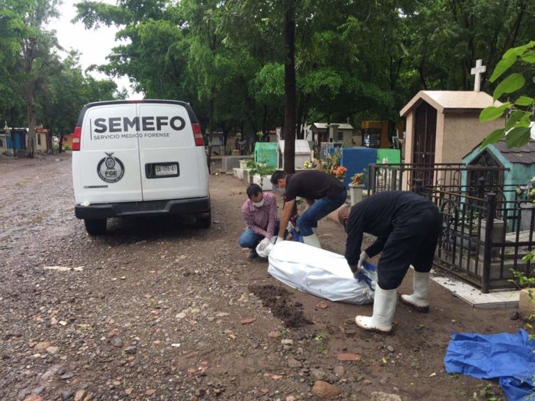 Destapan lluvias cadáver en cementerio de la 21 de Marzo