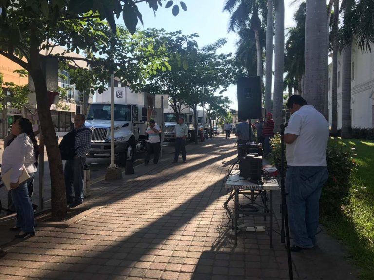 Huye alcalde a la prensa; hace evento y no los invita