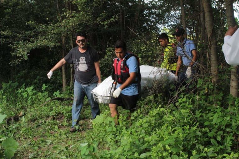 Hallan flotando a joven en el río Humaya