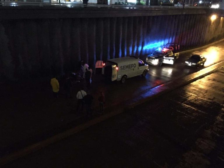 Hallan cadáver en paso inferior; presumen suicidio