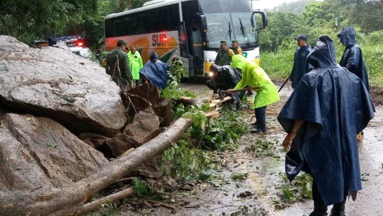 Tormenta ‘Narda’ causa inundaciones y deslaves en Oaxaca; hay un muerto