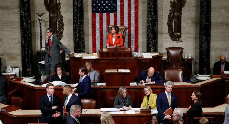 El Congreso de EU vota a favor del juicio político contra Trump