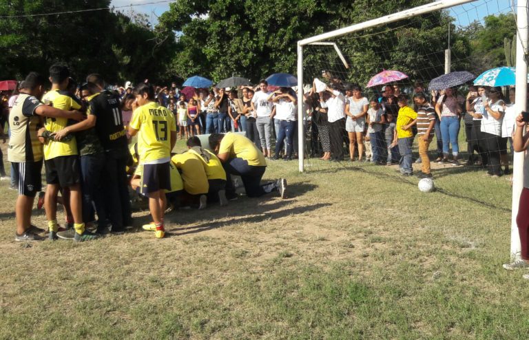 Con aplausos y porras despiden a Víctor Manuel