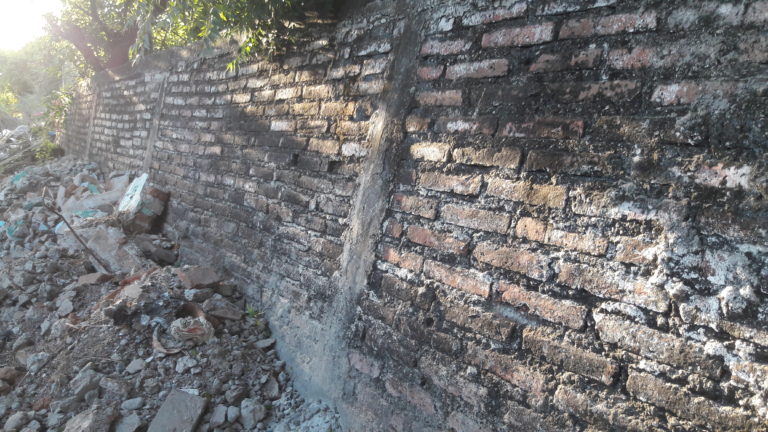 ¡Cuidado! Bardas a punto del colapso en panteón de San Pedro