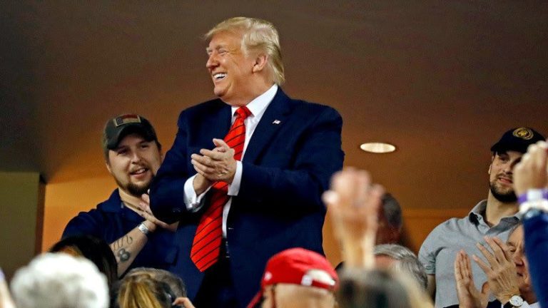 ‘¡Enciérrenlo, enciérrenlo!’: Abuchean a Trump en un estadio